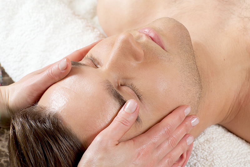 首・肩でお悩みの方向けドライヘッドマッサージ